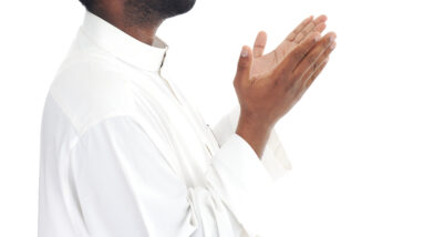 black arabic man praying SYKA7VTSi